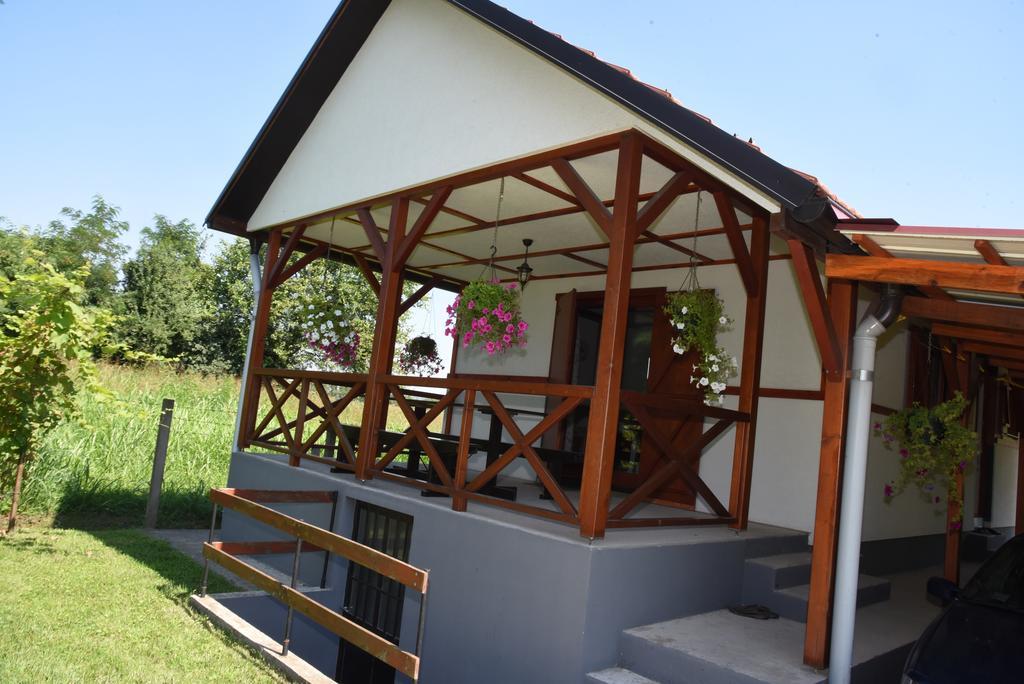 Holiday Home Kucica Na Drvetu Баня-Ковиляча Экстерьер фото